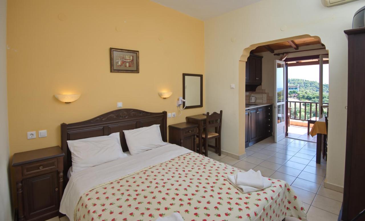 Pansion Nikos Apartment Патитири Екстериор снимка
