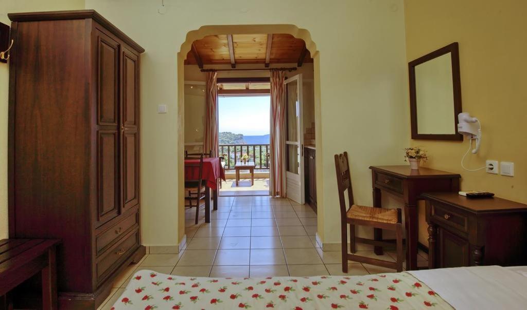 Pansion Nikos Apartment Патитири Екстериор снимка